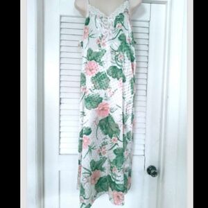 Beautiful floral white nightgown Natori sz Small/Medium